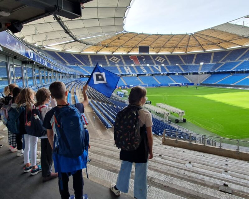 knau202309 Die Klasse 3a besuchte am 25.09.2023 den HSV im Volksparkstadion zu einem sportlichen Sozialkompetenztraining und einer Stadionführung.